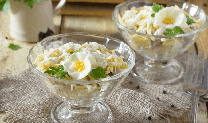 Салат с яйцами, сельдью и сыром