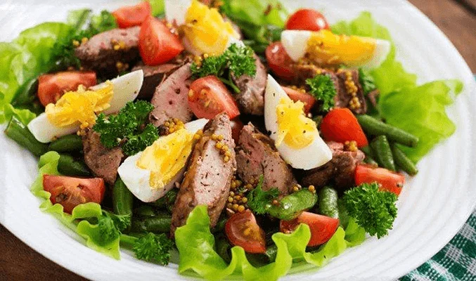 Салат с яйцами и куриной печенью
