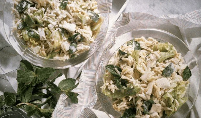 Салат с яйцами и копченой курицей