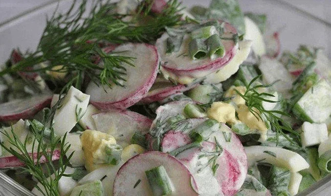 Салат из яиц, огурцов и редиски