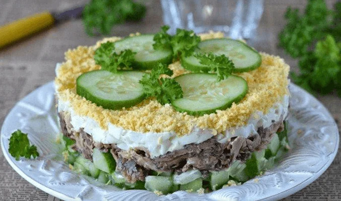 Салат с яйцами, огурцами и тунцом