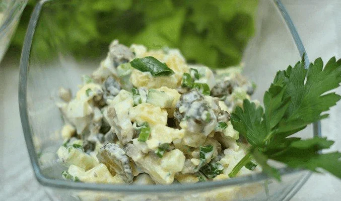 Салат из яиц, огурцов и грибов