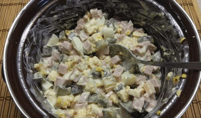 Салат из яиц, соленых огурцов, колбасы и горошка