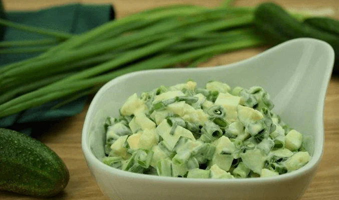 Салат с яйцами, огурцами и зеленым луком