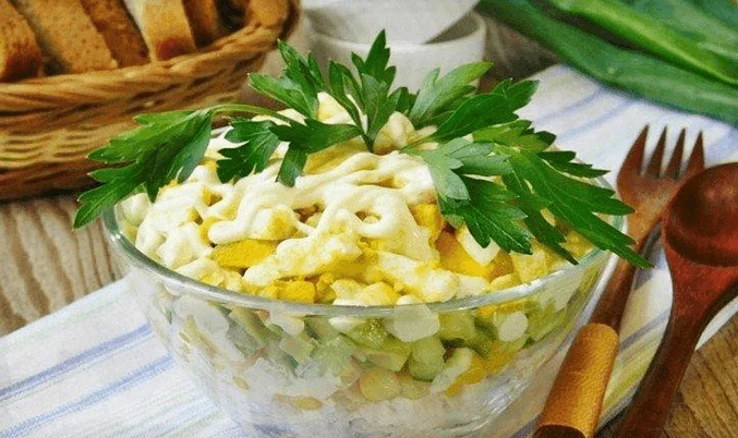 Салат из яиц, огурцов и кукурузы