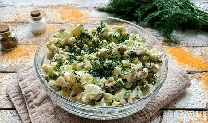 Салат из яиц, огурцов и курицы