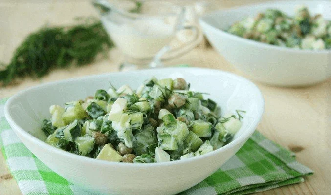 Салат с яйцами, огурцами и зеленым горошком