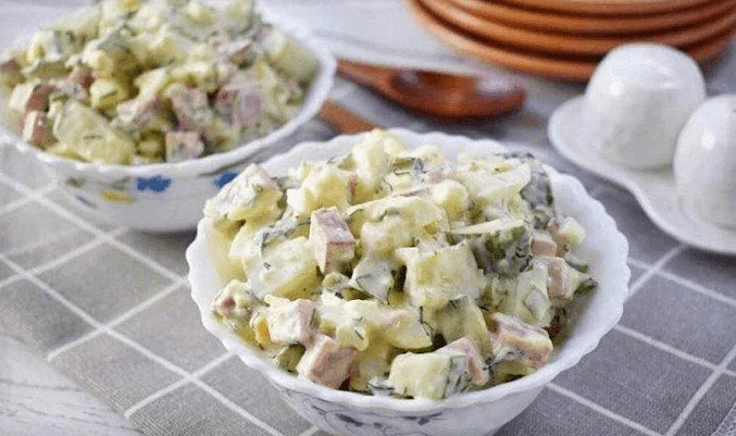 Салат из яиц, огурцов и колбасы