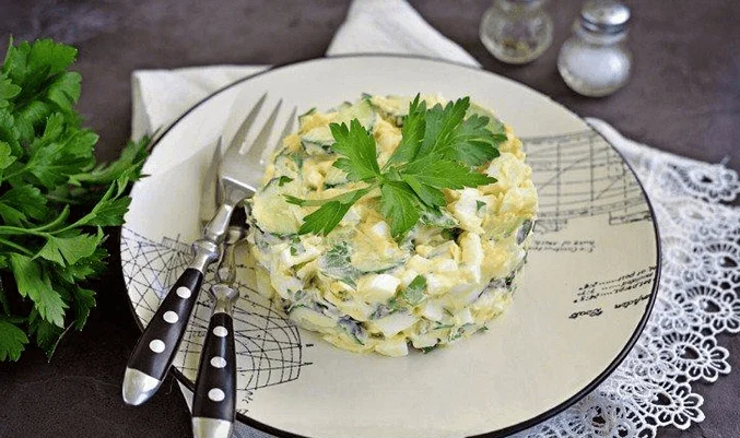 Салат с яйцами, огурцами и сыром