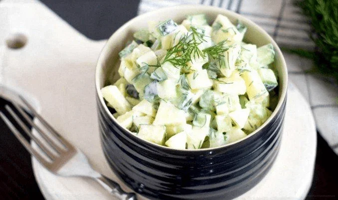 Салат из яиц, огурцов и яблок