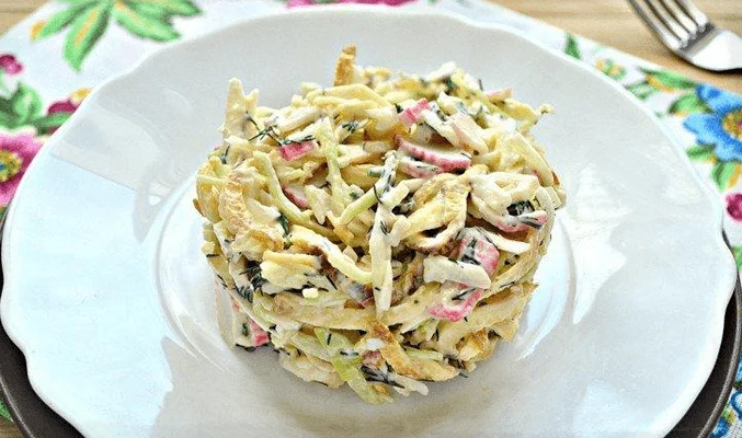 Салат из омлета, огурцов, крабовых палочек и кукурузы