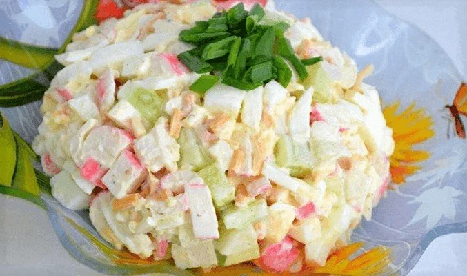 Салат из яиц, огурцов и крабовых палочек