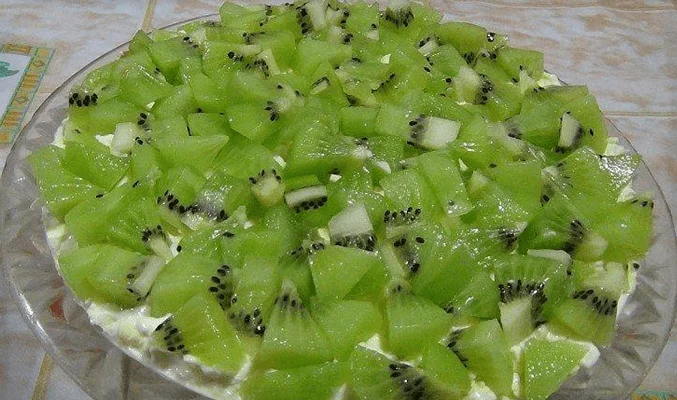 Салат из яиц, огурцов и киви