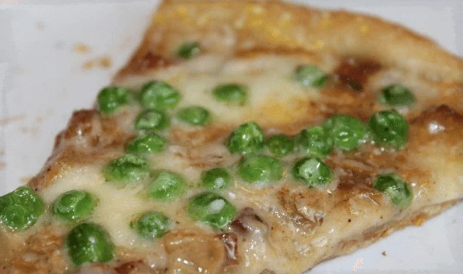 Начинка для пиццы с колбасой, грибами и зеленым горошком