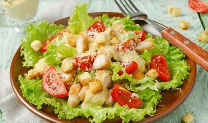 Салат «Цезарь» с пекинской капустой