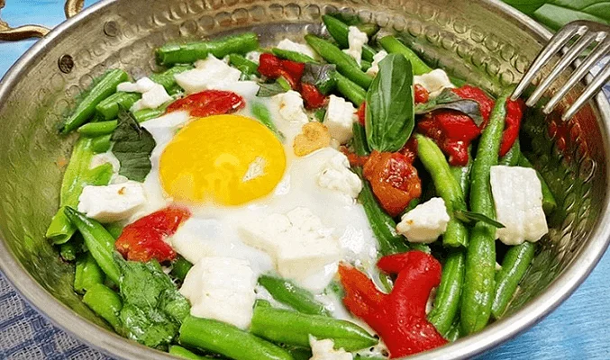 Шакшука со стручковой фасолью и брынзой