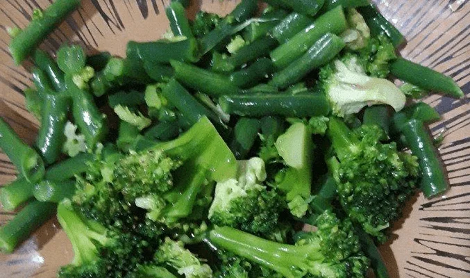 Салат из брокколи и стручковой фасоли
