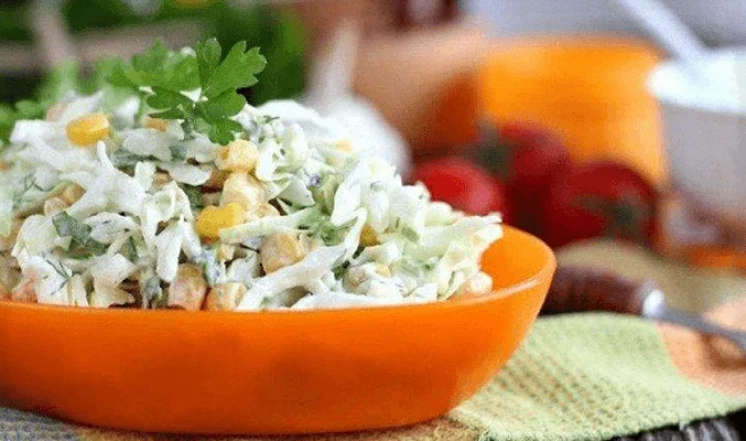Салат с яйцами, пекинской капустой и сельдереем