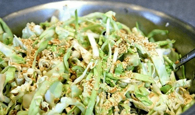 Салат с тунцом, пекинской капустой и семенами кунжута