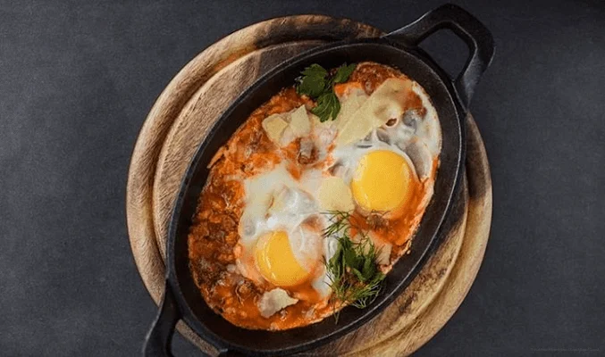 Шакшука с говядиной и пармезаном