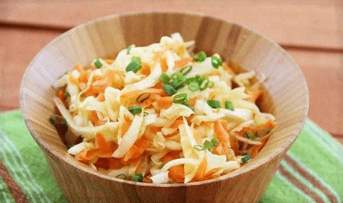 Диетический салат с яблоком и пекинской капустой