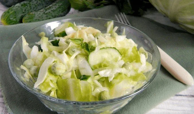 Салат с огурцом, пекинской капустой и горошком