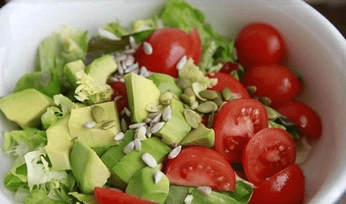 Витаминный салат с капустой, помидорами и семечками