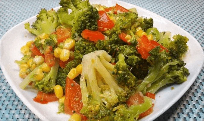 Салат из брокколи и кукурузы