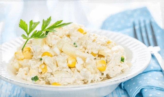 Салат с курицей, пекинской капустой и ананасами