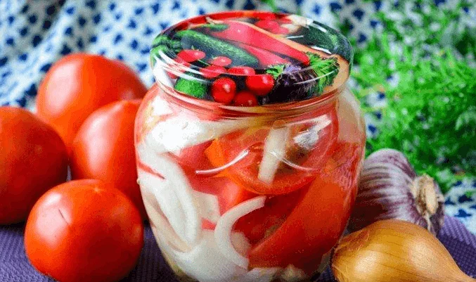 Салат с помидорами и сельдереем