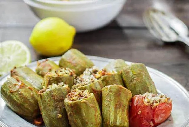 Бочонки из кабачков фаршированные куриным фаршем