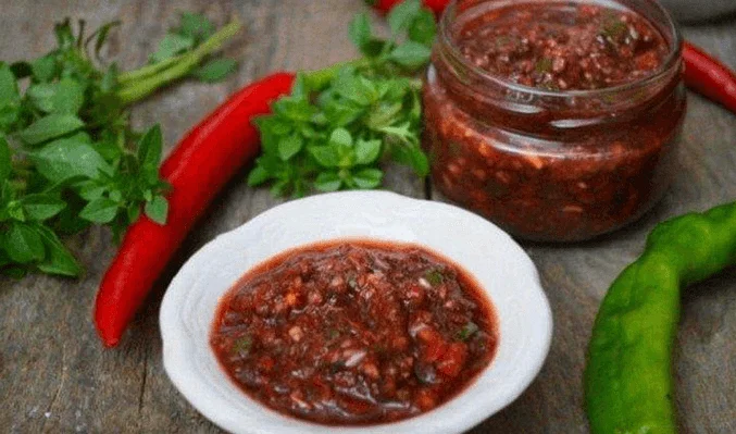 Аджика из помидоров с орехами