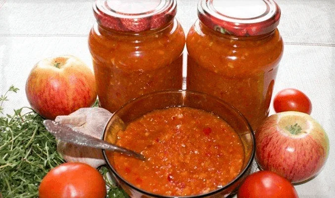 Пряная аджика с помидорами и луком