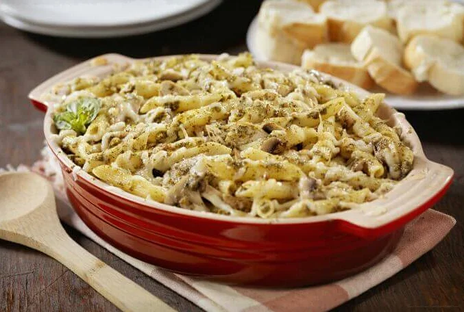 Запеканка с курицей и грибами. \ Фото: thespruceeats.com.
