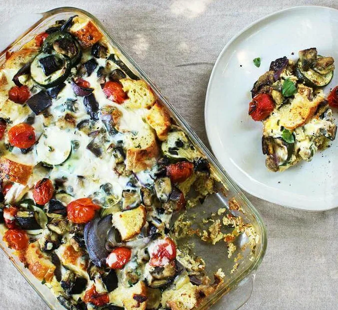 Запеканка из баклажанов с курицей и сыром. \ Фото: yummly.co.uk.