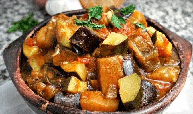 Баклажаны с помидорами и овощами