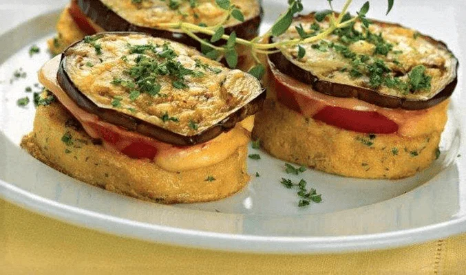 Сэндвичи с баклажанами, помидорами и моцареллой