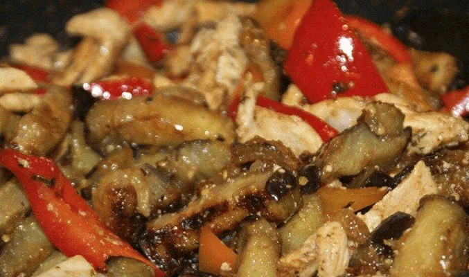 Баклажаны с помидорами и курицей