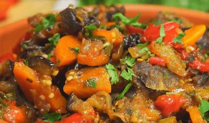Баклажаны с помидорами в сковородке