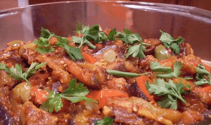 Баклажаны с помидорами и орехами