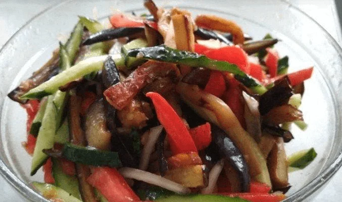 Салат с баклажанами, помидорами и огурцами