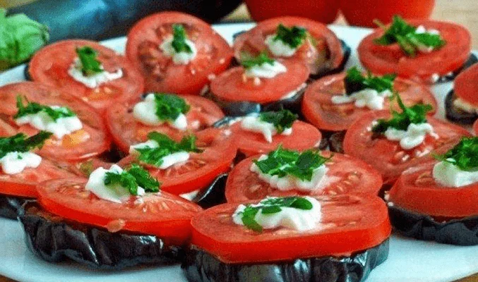 Баклажаны с помидорами кружочками