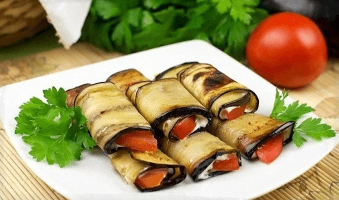 Рулетики с баклажанами, помидорами и майонезом