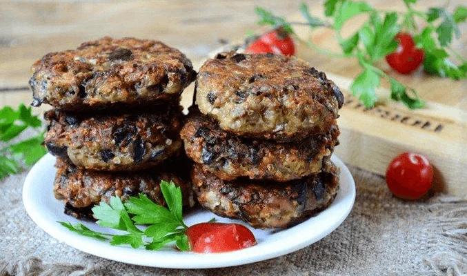 Котлеты из баклажанов с помидорами