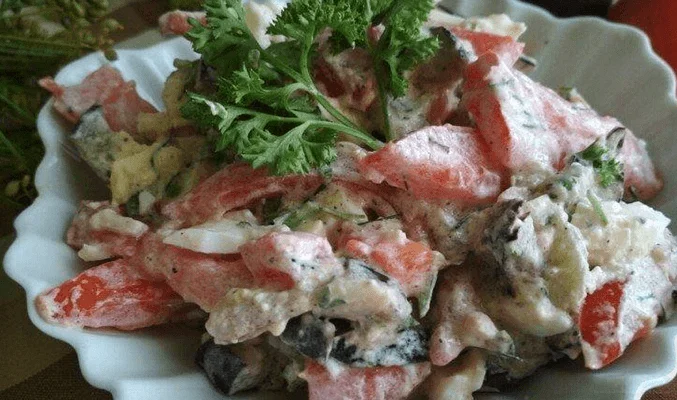 Салат с баклажанами, помидорами и яйцами