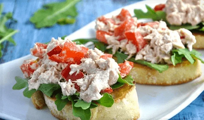 Брускетта с тунцом