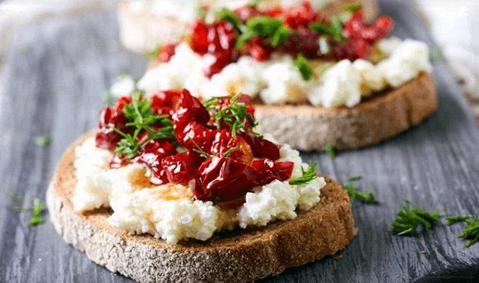 Брускетта с козьим сыром и вялеными томатами