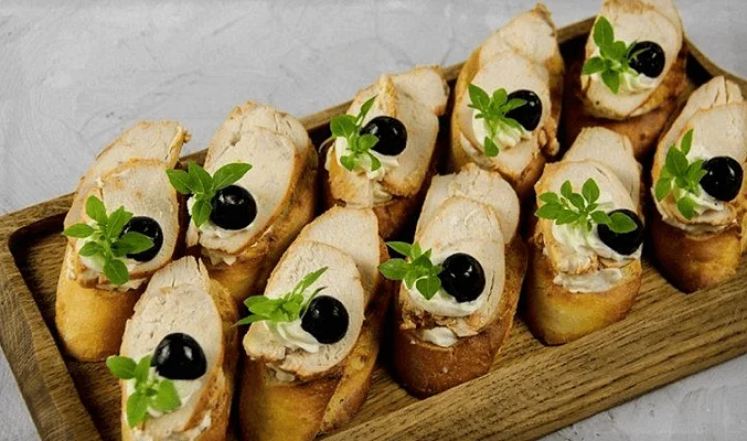 Брускетта с индейкой,соусом песто и оливками