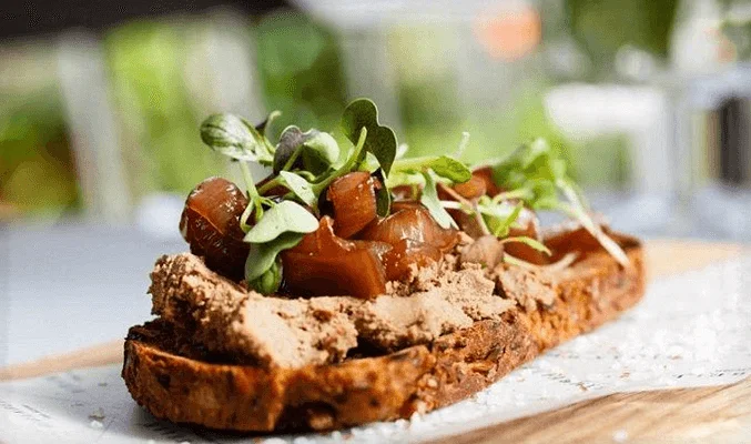 Брускетта с куриным паштетом и жареным луком