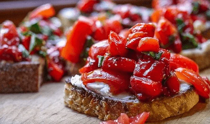 Брускетта с творожным сыром и запеченным перцем